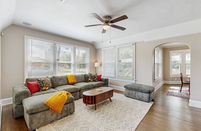 Dog-friendly home with full kitchen, WIFI, and walking distance to San Marco