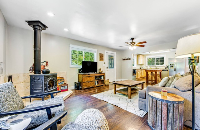 Dog-Friendly Home w/ 2 Decks, WiFi & W/D - Near Vineyards & Russian River