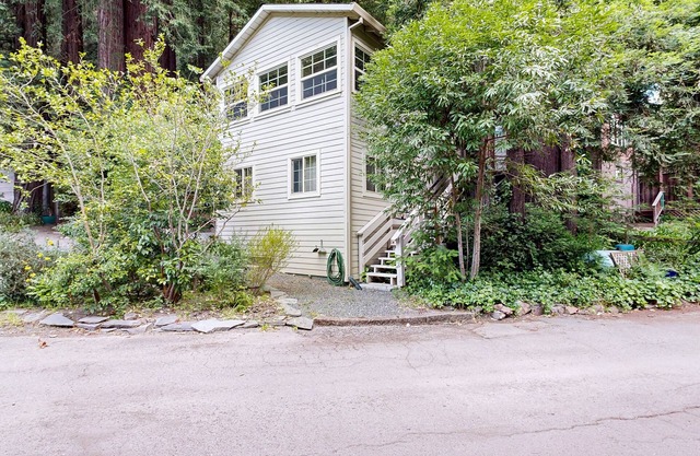 Dog-friendly home with grill, free WiFi, swing bench - next to Russian River