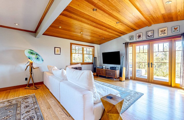 Dog-friendly home with breathtaking views & garden sauna, next to golf/laguna