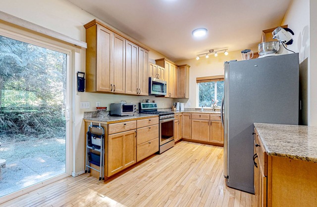 Dog-friendly home with private gym, firepit, fireplace, jetted tub, & W/D