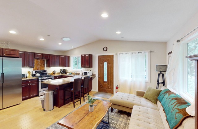 Dog-friendly home with a deck, hot tub, washer/dryer - golf nearby