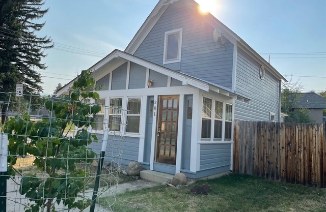 Dog Friendly home with Wi-Fi Close to downtown & 7 miles to RLM-Grizzly Grotto