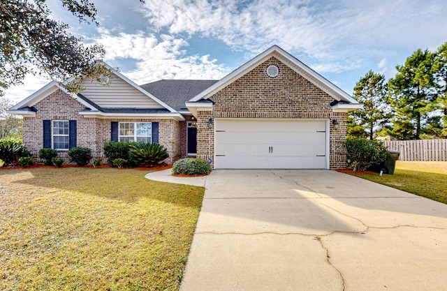 Dog-friendly home with large yard, open layout, primary suite, W/D, & AC