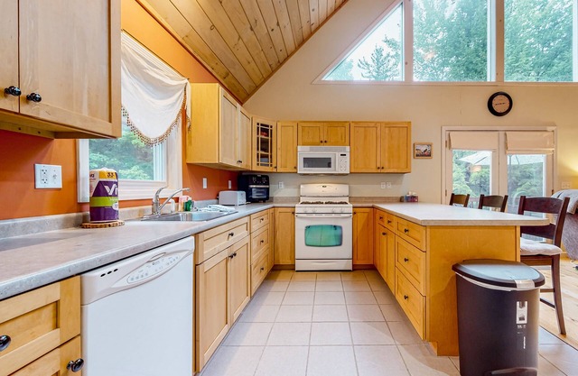 Dog-friendly home with private hot tub, wraparound deck & 2 gas fireplaces