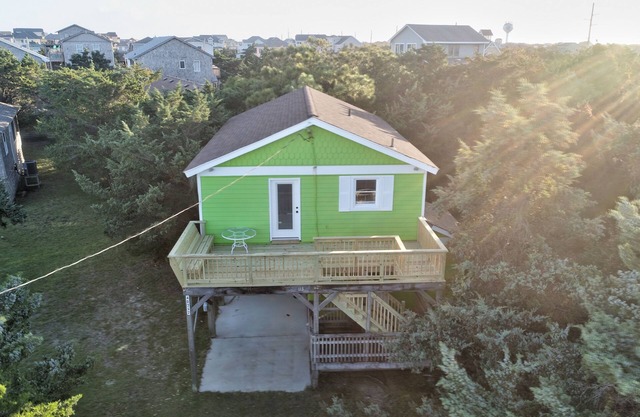 Dog-friendly home with shared pool, private deck, central AC, free WiFi