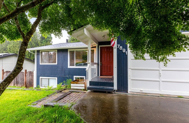 Dog-friendly home with a yard, washer/dryer, partial AC - near attractions