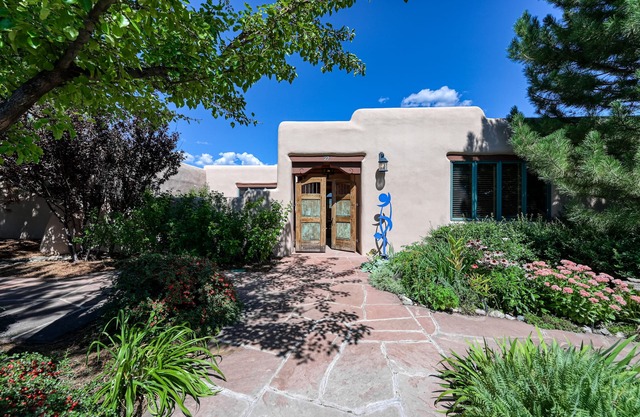 Dog-Friendly home with private hot tub, high-speed WiFi & wood-burning fireplace