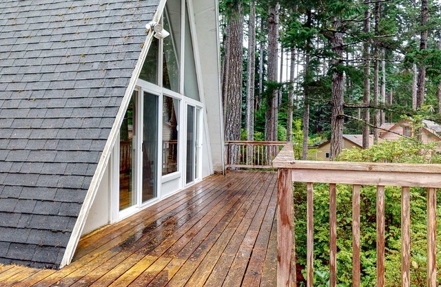 Expansive Deck w / Hot Tub & Dock auf Woahink See. Hundefreundlich!