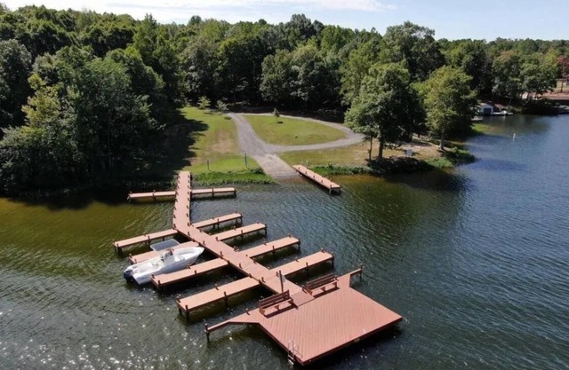 Dog Friendly Home with Central Air, Free WI-FI, Firepit, deck, charcoal grill.