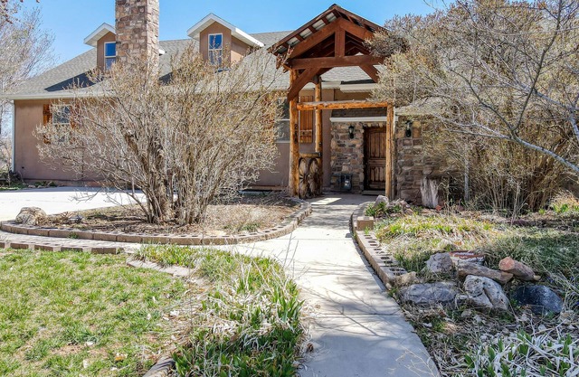 Large home with deck, fireplace & wood stove, pool table, WiF, & W/D - dogs OK
