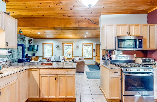 Dog-friendly homes among the trees with two hot tubs & fireplaces - near slopes