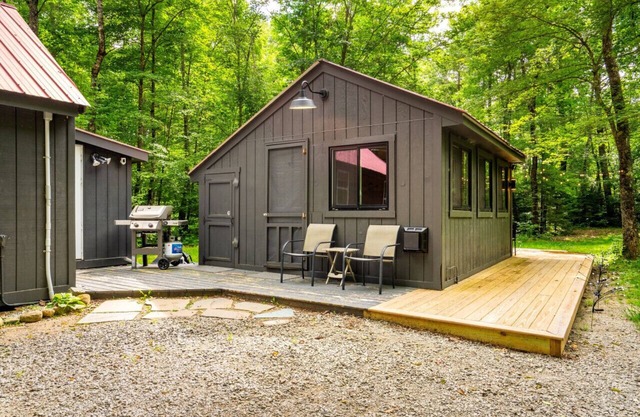 Dog Friendly | Hot Tub | Sauna | 10 Min to Conway