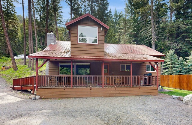 Dog-friendly house near lake with wood stove, washer/dryer, grill, & partial AC