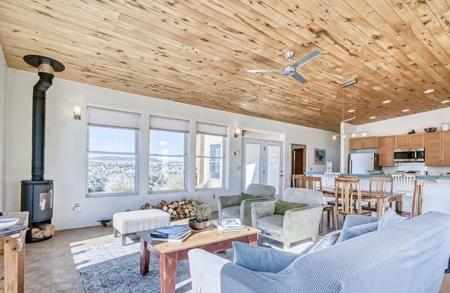 Dog-friendly house with cabin, mountain views, central AC & washer/dryer