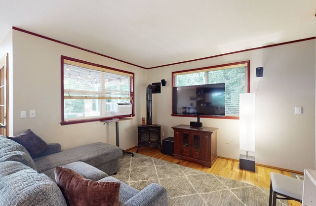 Dog-friendly house w/ enclosed yard, dedicated workspace, gas grill, W/D