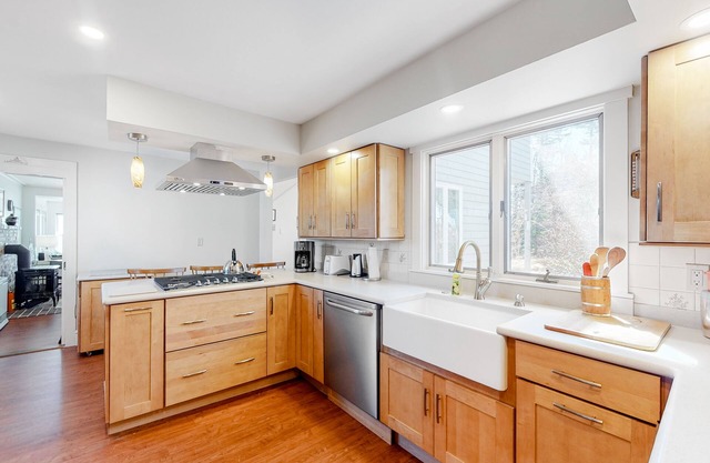Dog-Friendly Family House w/Private Washer and Dryer, Free WiFi, & Bay Views