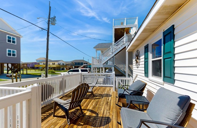 Dog-friendly house with enclosed yard, deck, grill, central AC & washer/dryer