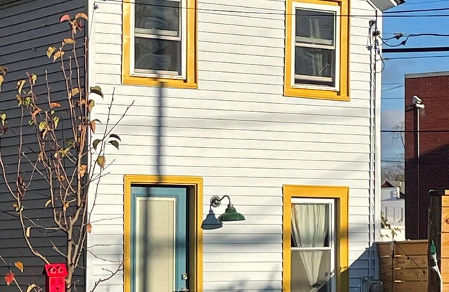 Cozy house with fenced yard in Kingston's Midtown Arts District, dogs welcome!