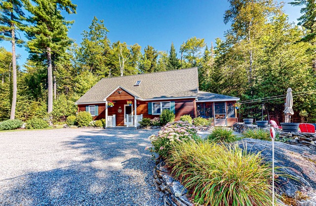 Dog-Friendly, lakefront gem with private dock, deck, horseshoe pit & firepit