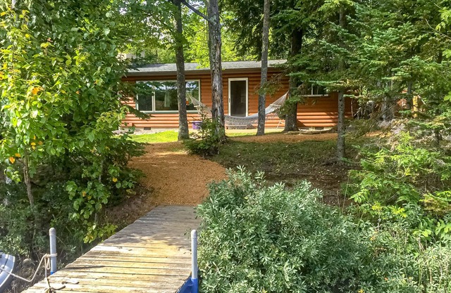 Hundefreundliche Seehütte mit Holzkamin, Terrasse und Feuerstelle - Kajaks und Kanus!