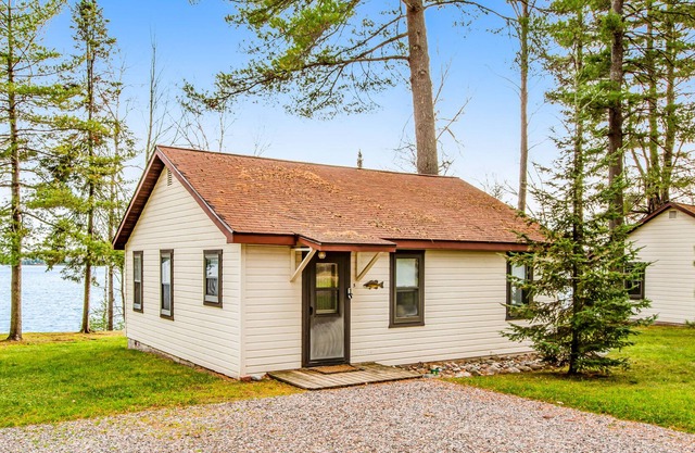 Dog-friendly lakefront cabin with swimming, fishing, boating, & rec room