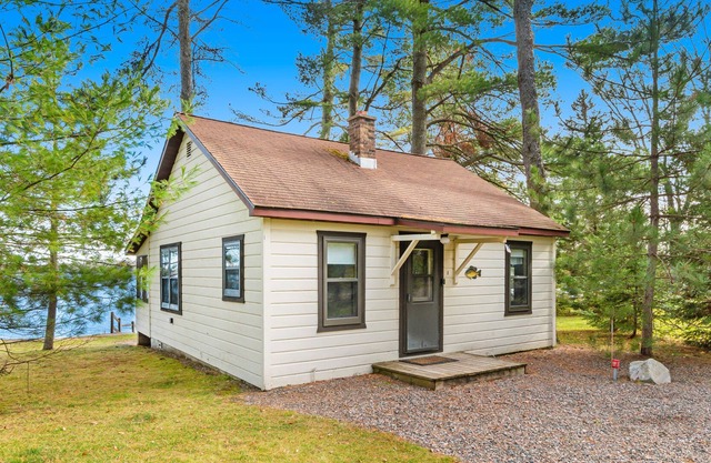 Dog-friendly lakefront resort with swimming, fishing, boating, & rec room