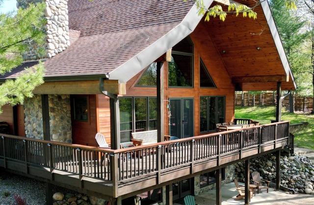 Dog friendly, lakefront home perfect for families