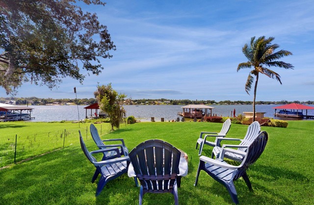 Hundefreundliches Haus am See mit eigenem Steg und nahegelegenem Strand - Snowbirds willkommen!