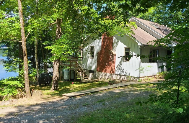 Dog friendly lakefront home w/fireplace near Lk George. Telecommuters welcome!
