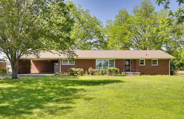 Dog-Friendly Lexington Retreat: Step-Free Access!