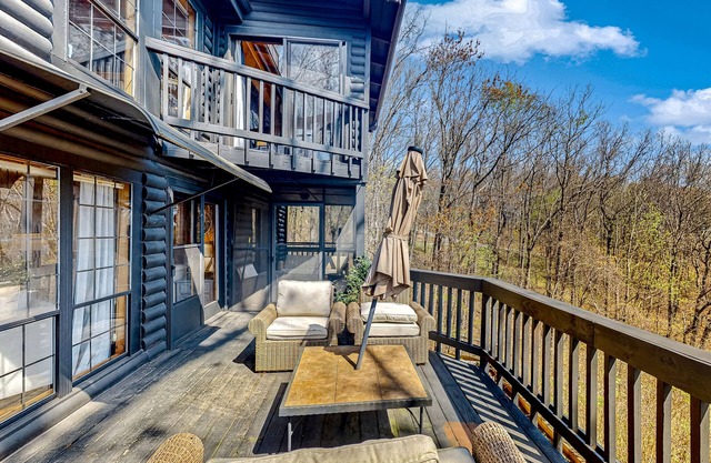 Dog-friendly mountain view cabin with furnished patio, deck, central AC
