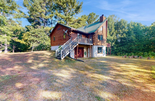 Dog-friendly mountain view home with multi-levels and large deck