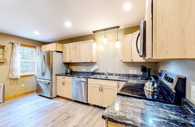 Dog-friendly, newly built apartment near Norway Lake & Sunday River