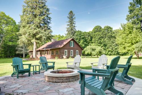 Dog-Friendly Park Falls Cottage with 5 Acres and Lake