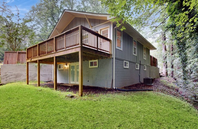 Dog friendly private mountain cottage with large outdoor deck