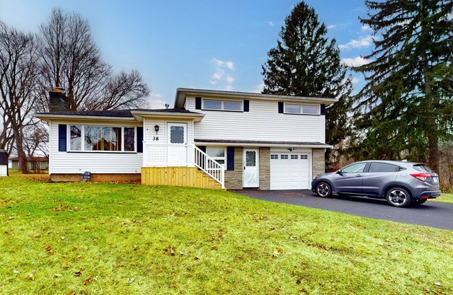 Dog-friendly private home with large yard, well-equipped kitchen, W/D, & AC