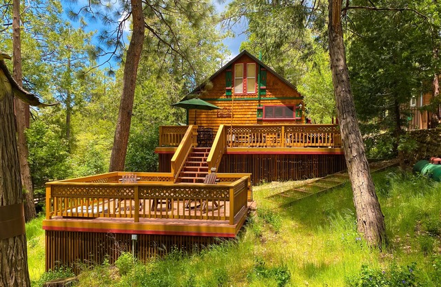 Dog-friendly quaint cabin with two-story deck, fireplace, W/D, & yoga studio