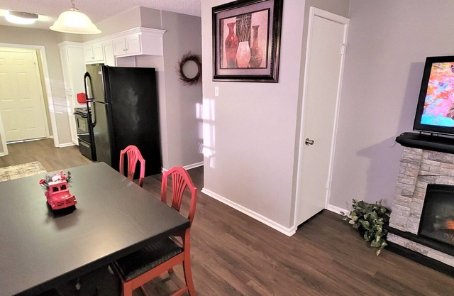 DOG FRIENDLY & REMODELED COZY COTTAGE