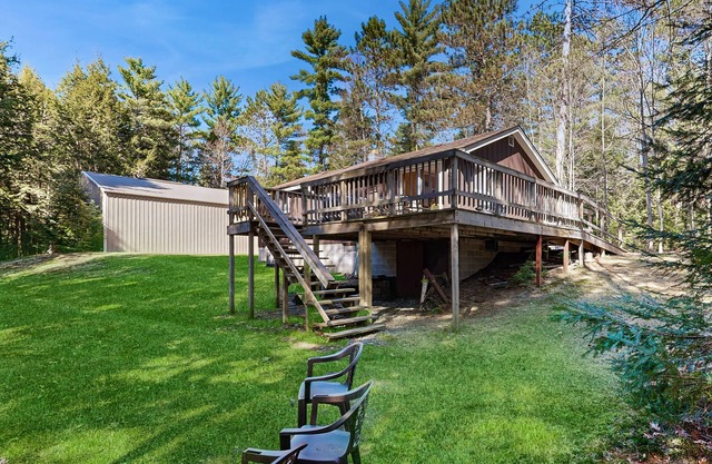 Dog-Friendly Retreat Near Trails & Lake with Full Kitchen, Central AC, & WiFi