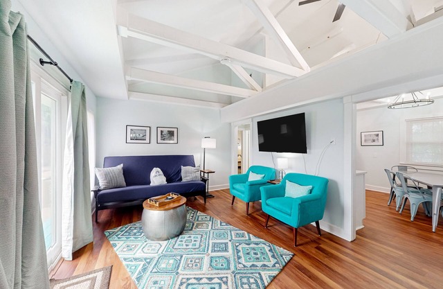 Dog-friendly retreat with outdoor shower, patio, BBQ, & firepit