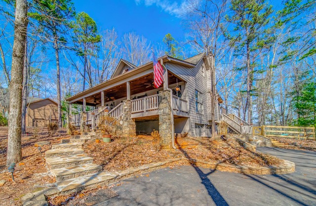 Dog-friendly retreat with hot tub, wood fireplace, pool table, & enclosed yard