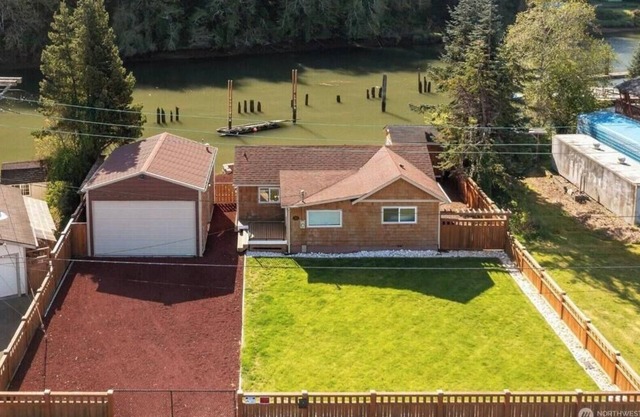 Dog Friendly, River Front Home. Fishing, Kayaks, Fenced, Firepit, Crab pots