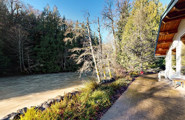 Dog-friendly, riverfront getaway with a wood stove & full kitchen!