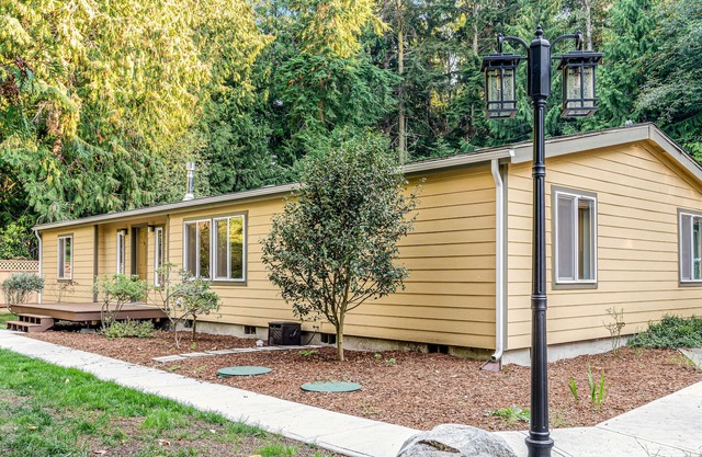 Dog-friendly single-level home w/fireplace, grill, large yard, outdoor dining