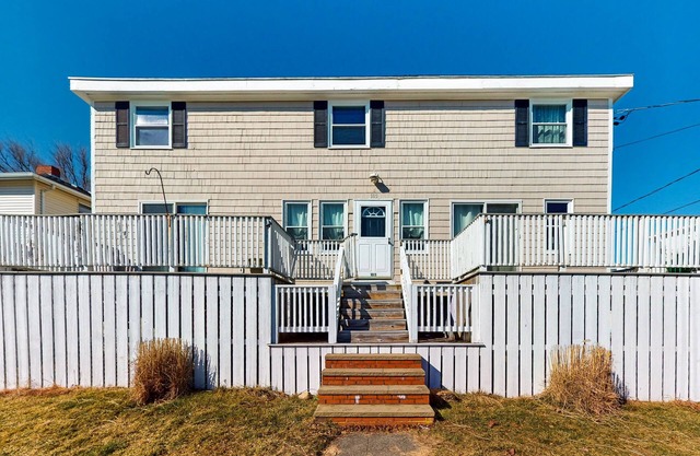 Dog-friendly, spacious coastal retreat with large deck & W/D - walk to beaches