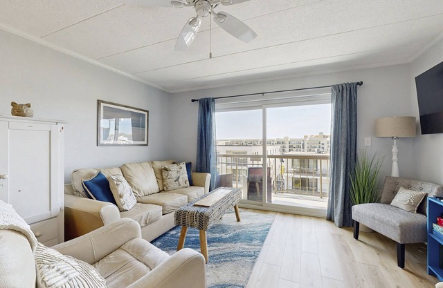 Dog-friendly stay near the ocean with private balcony, washer/dryer, & AC