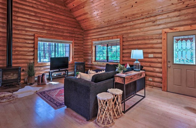Dog-Friendly Strawberry Home: Hike, Explore, Relax