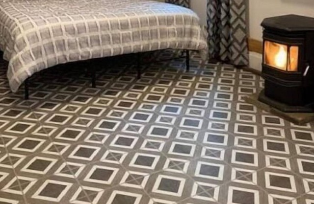 Dog Friendly Studio with large TV, King Bed. Close to Applegate Valley Wineries.