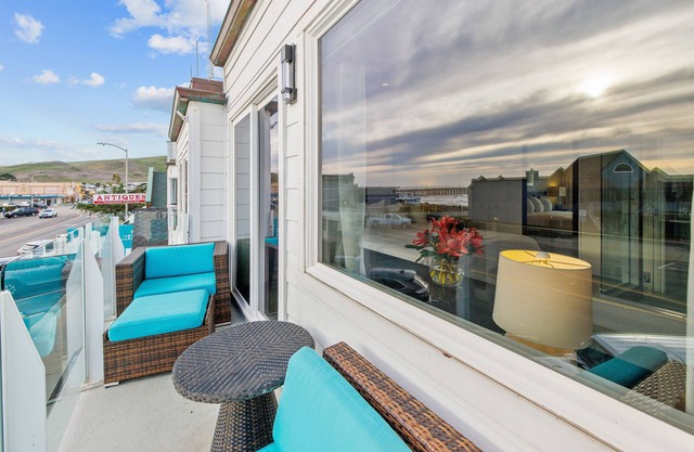 Dog-friendly suite with incredible ocean views, private balcony, & a firepit